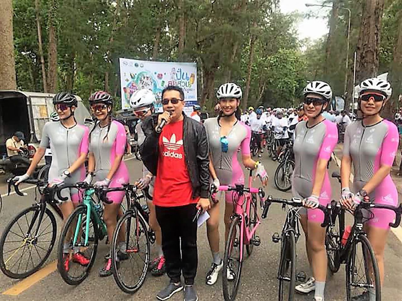 กลุ่มนางฟ้า LONGLEG ไปร่วมปั่นจักรยานชมสวนผลไม้สวนลุง ทองใบ ชิมผลไม้นานาชนิด และไปเก็บขยะที่ชายหาดสน อ.เมืองระยอง.