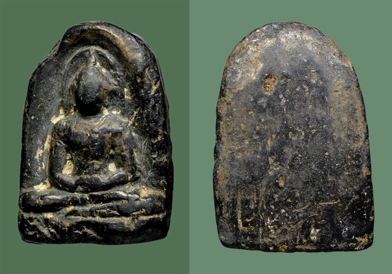 พระซุ้มกอดำ พิมพ์ใหญ่ ไม่มีกนก กรุลานทุ่งเศรษฐี ของอมรศักดิ์ พงศ์พศุตม์.