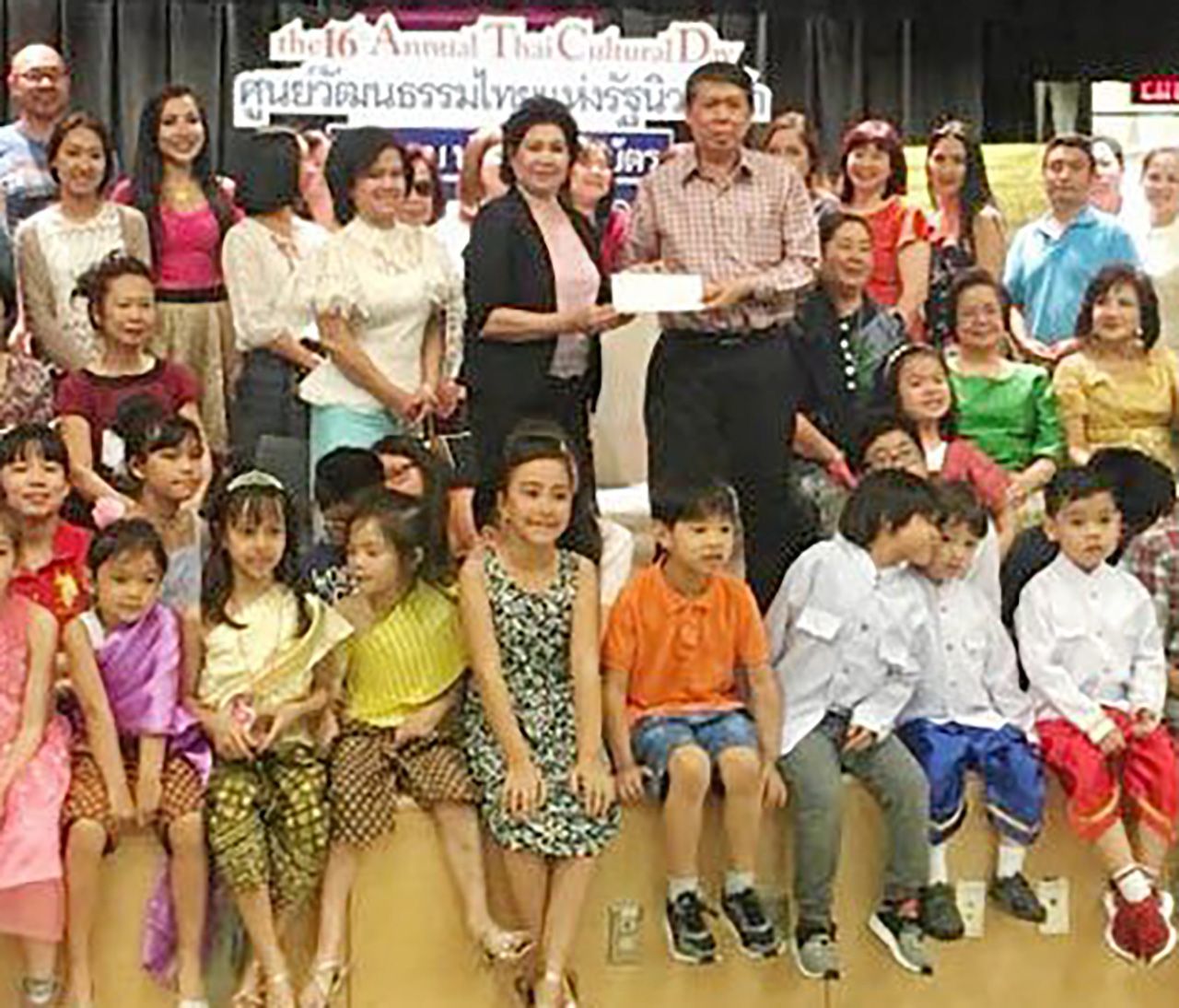 สนับสนุน นิพนธ์ เพ็ชรพรประภาส มอบเงินสนับสนุนในโครงการเสริมสร้างความเข้มแข็งและกิจกรรมชุมชนไทยในต่างประเทศ ตามนโยบายกระทรวงการต่างประเทศ แก่ สุจิตรา ปาลีวงศ์ ประธานศูนย์วัฒนธรรมแห่งรัฐนิวยอร์ก.