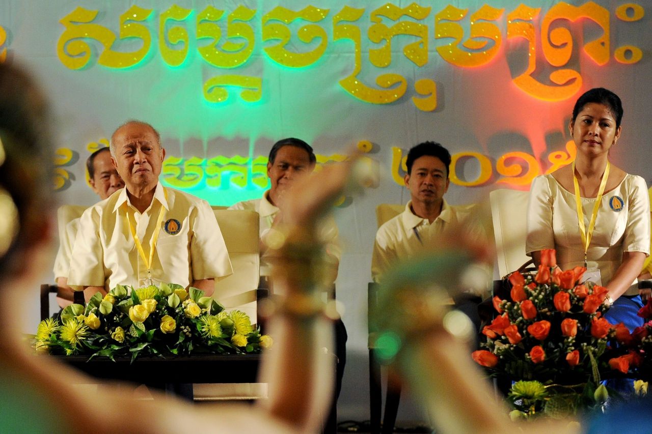 หม่อมอู๊ก พัลลา นั่งเคียงข้าง สมเด็จกรมพระนโรดม รณฤทธิ์ ในการประชุมใหญ่ของพรรคฟุนซินเปก เมื่อปี58