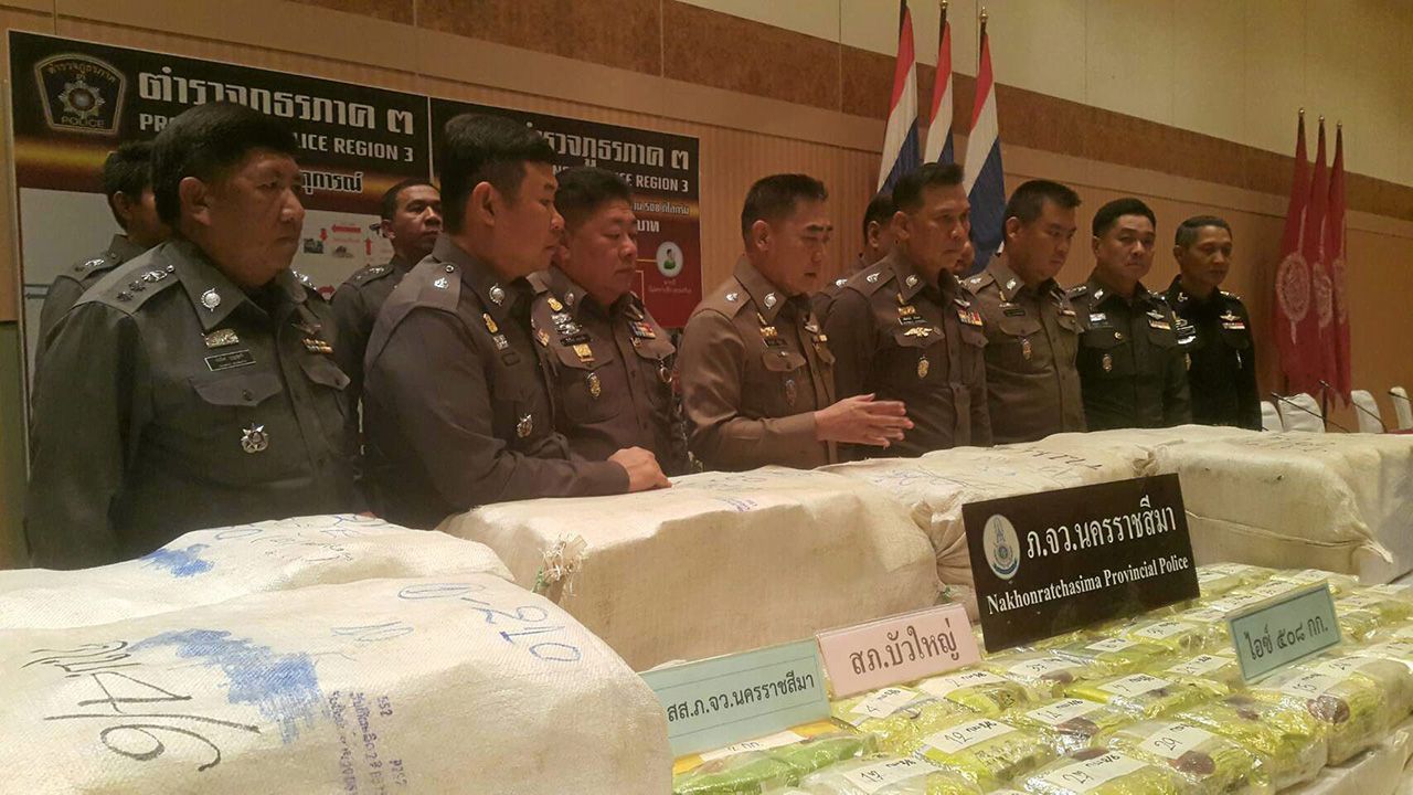 พล.ต.อ.จักรทิพย์ ชัยจินดา ผบ.ตร. เมื่อครั้งแถลงข่าวการจับกุมและตรวจยึดไอซ์ 508 กก. ของ สภ.บัวใหญ่ จ.นครราชสีมา โดยมีชุดปฏิบัติการ “สุรนารี 55” คุ้มกันเคลื่อนย้ายของกลางไปส่ง สตช.อย่างปลอดภัย.