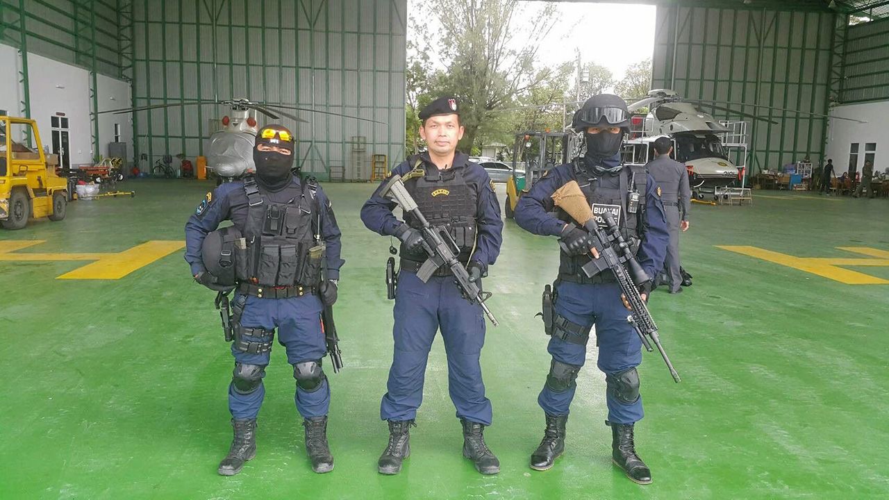 ชุดปฏิบัติการ “สุรนารี 55” คุ้มกันของกลางไอซ์ลอตใหญ่ ลำเลียงขึ้น เฮลิคอปเตอร์ส่งไปที่สำนักงานตำรวจแห่งชาติ.
