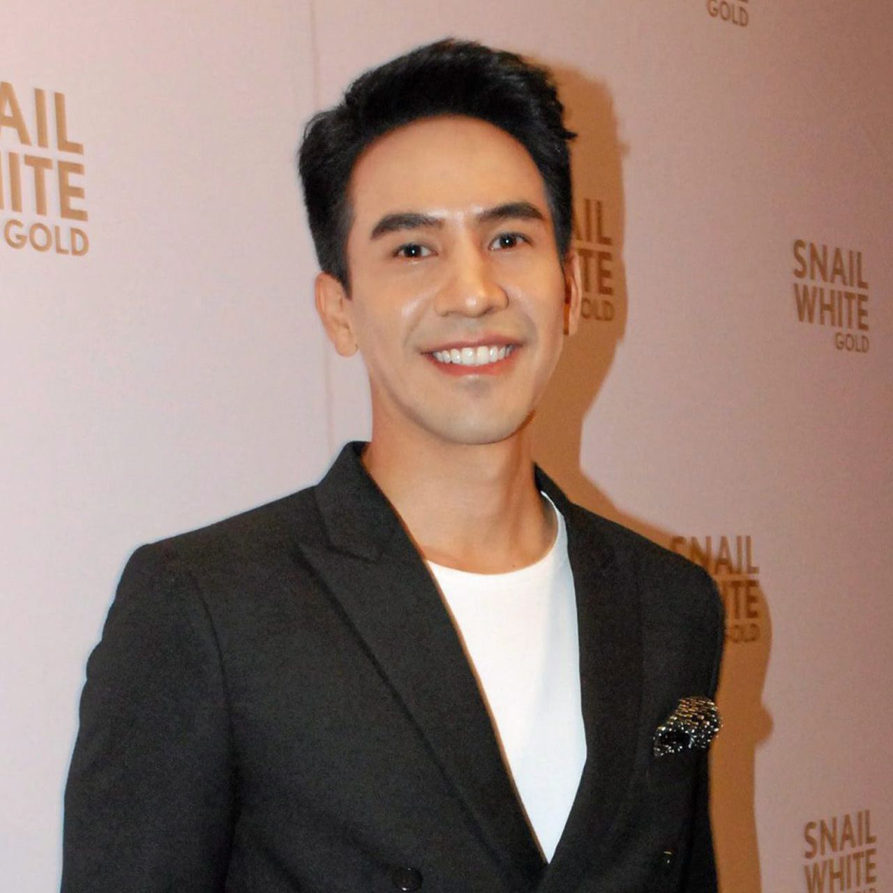 ส่วนแฟน พี่หมื่น กำลังฟินกับ “บุพ-เพสันนิวาส” เวอร์ชันรีรัน คืนพรุ่งนี้จะได้ดูละครเรื่องใหม่ “ข้ามสี-ทันดร” จะได้เห็น โป๊ป– ธนวรรธน์ ในอีกภาพนึง...เอ้า ก็ลองเปิดใจดู.