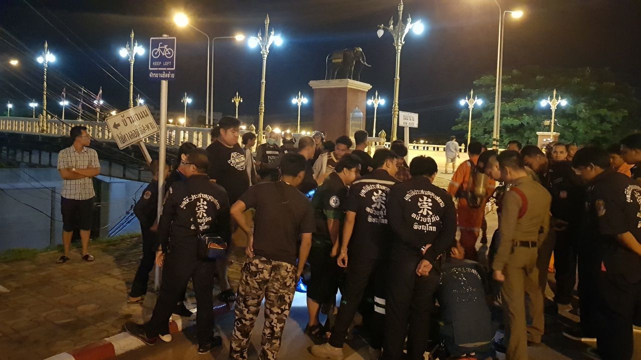 เจ้าหน้าที่ตรวจสอบท่อระบายน้ำที่เกิดเหตุ