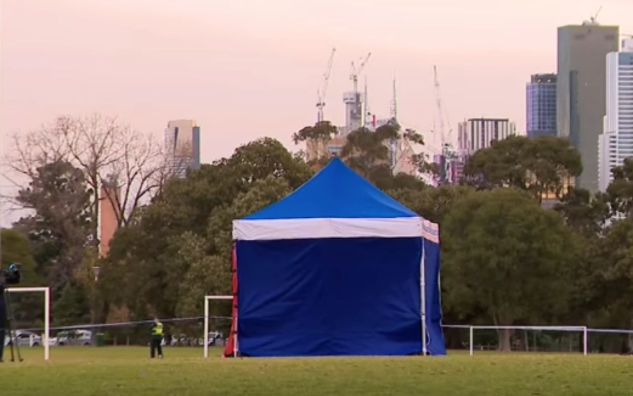 เจ้าหน้าที่ตำรวจออสเตรเลียปิดกั้นบริเวณจุดพบศพ ยูรีดิซี ดิกซอน ที่สนามฟุตบอลแห่งหนึ่งในเมืองเมลเบิร์น