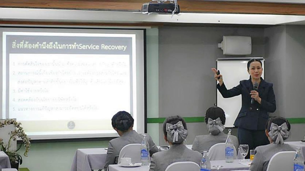 คุณกนกวรรณ กรรณิกา อดีตแอร์โฮสเตส