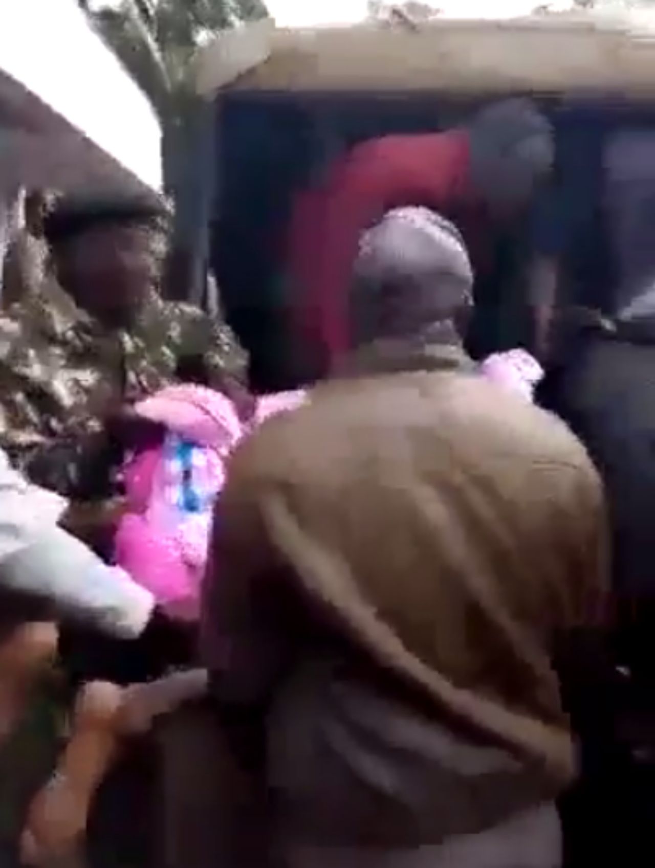 ตำรวจพาชายหนุ่มหลายใจกับหญิงชู้มายังสถานีตำรวจทั้งที่อวัยวะเพศยังติดกัน