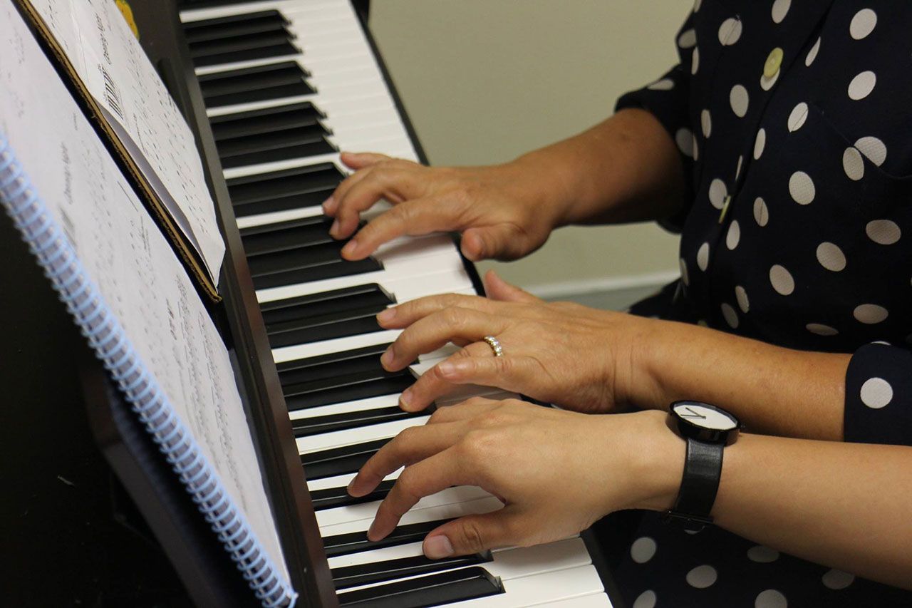 การเล่นเปียโนที่ช่วยผู้ป่วยพาร์กินสันผ่อนคลาย(ขอบคุณภาพ : ชมรมเพื่อน พาร์กินสัน) 