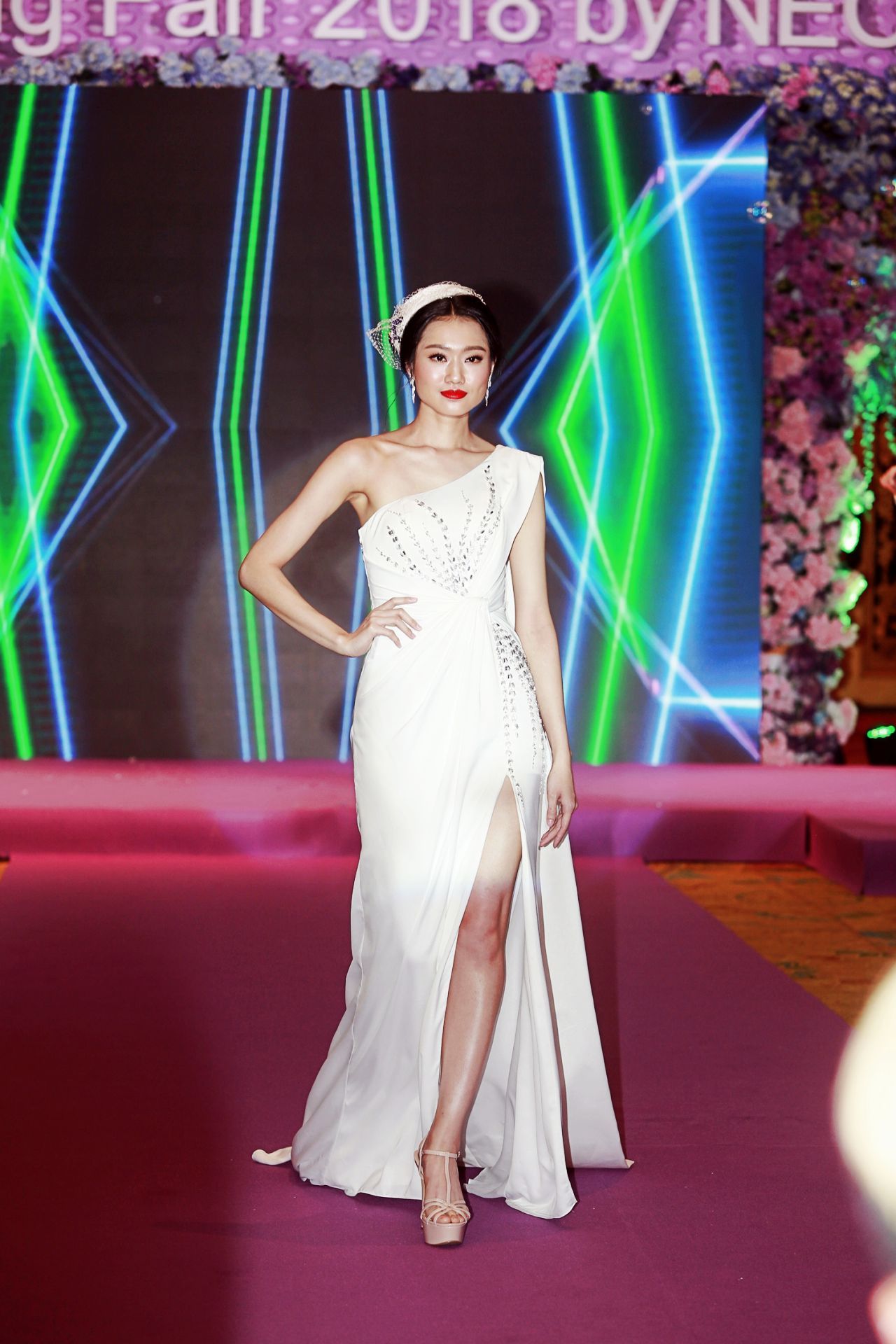 เดรสไหล่เดียว สวมหมวกคลุมผมเพิ่มความเก๋