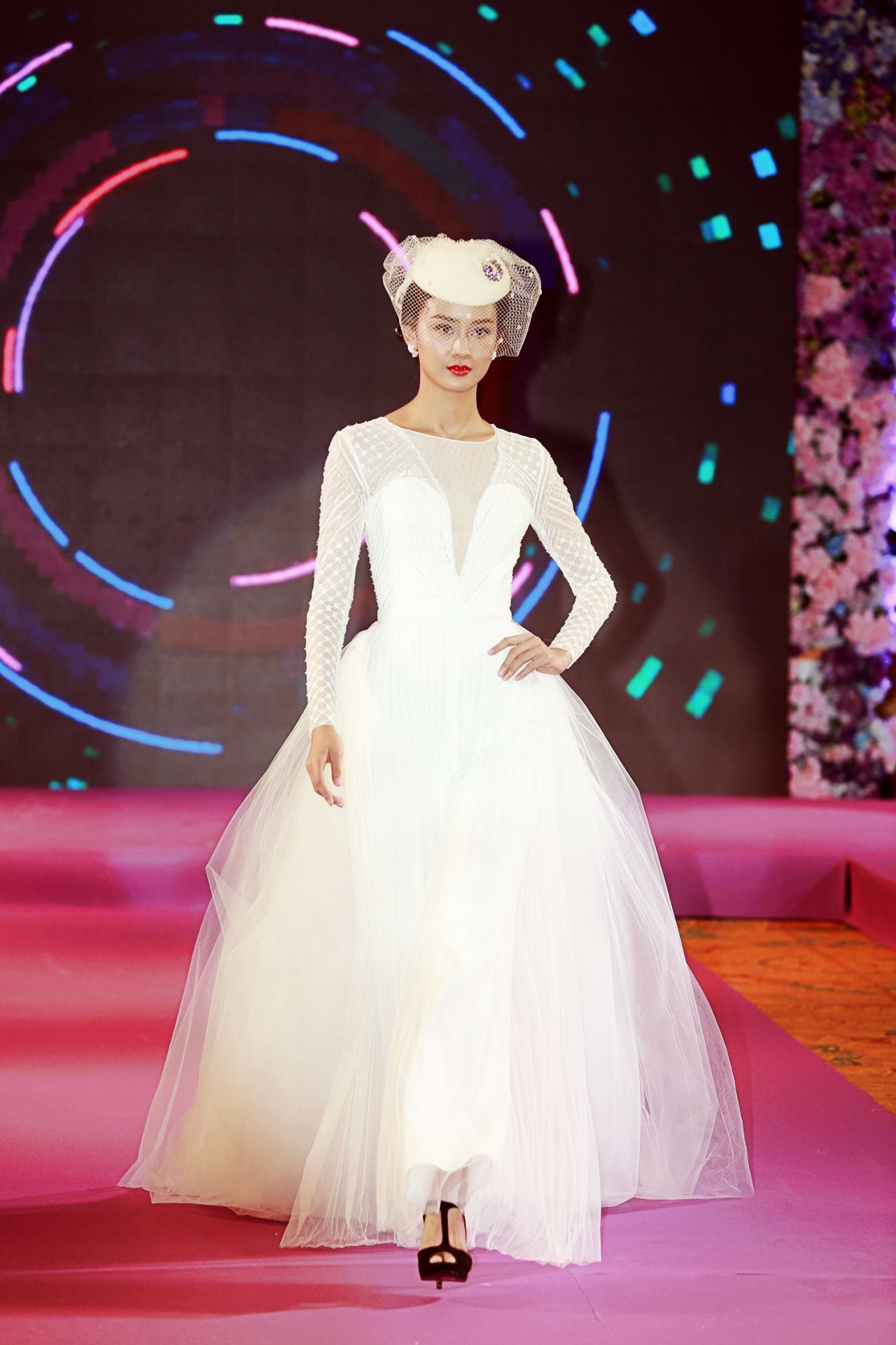 ซีทรูท่อนบนกระโปรงฟู สวมหมวกคลุมหน้าตาข่าย เริดจ้า