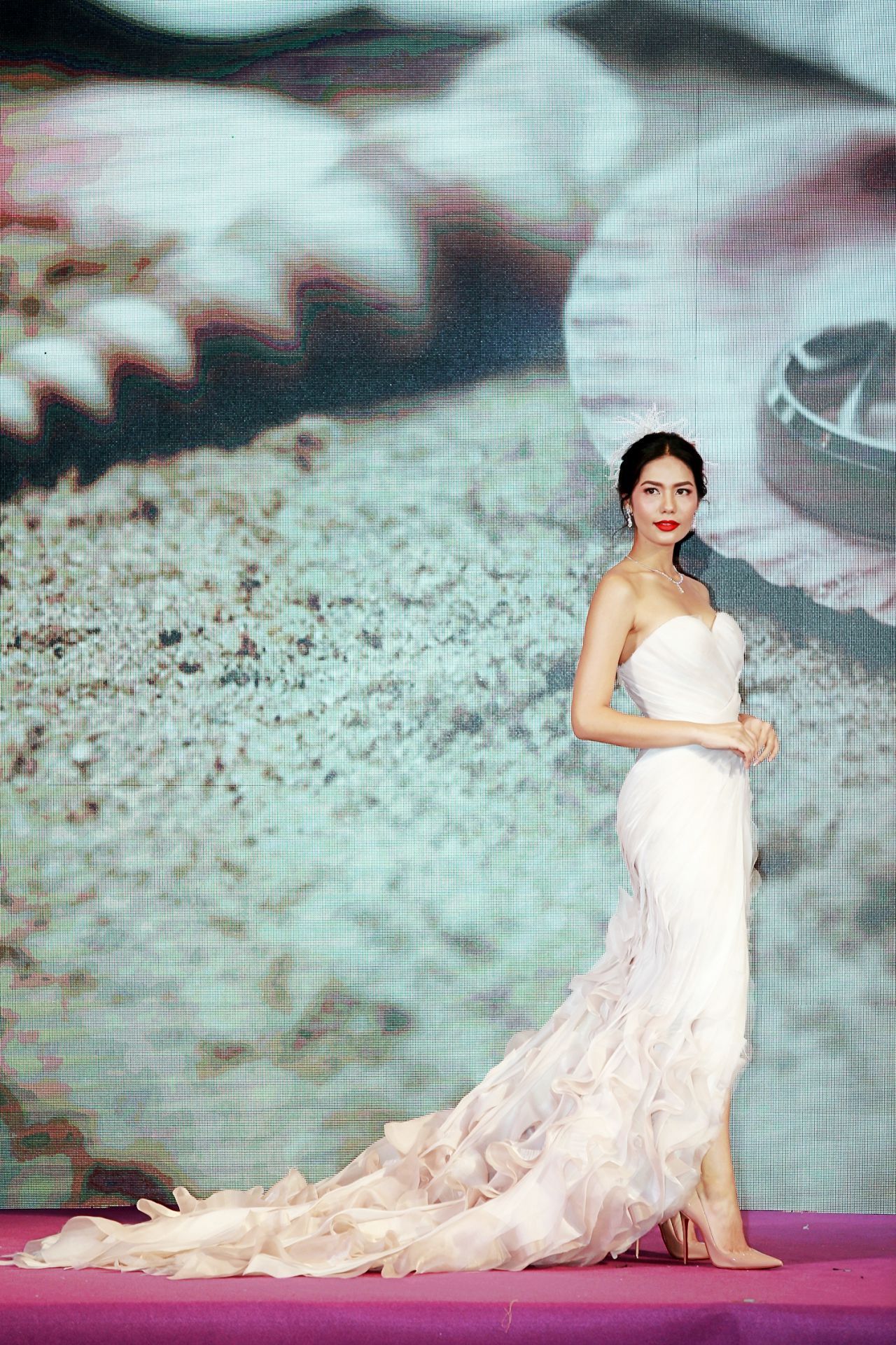 เกาะอก ผ้าระบายเป็นชั้นๆ เข้ารูปเจ้าสาวก็สวยงามไปอีกแบบ 