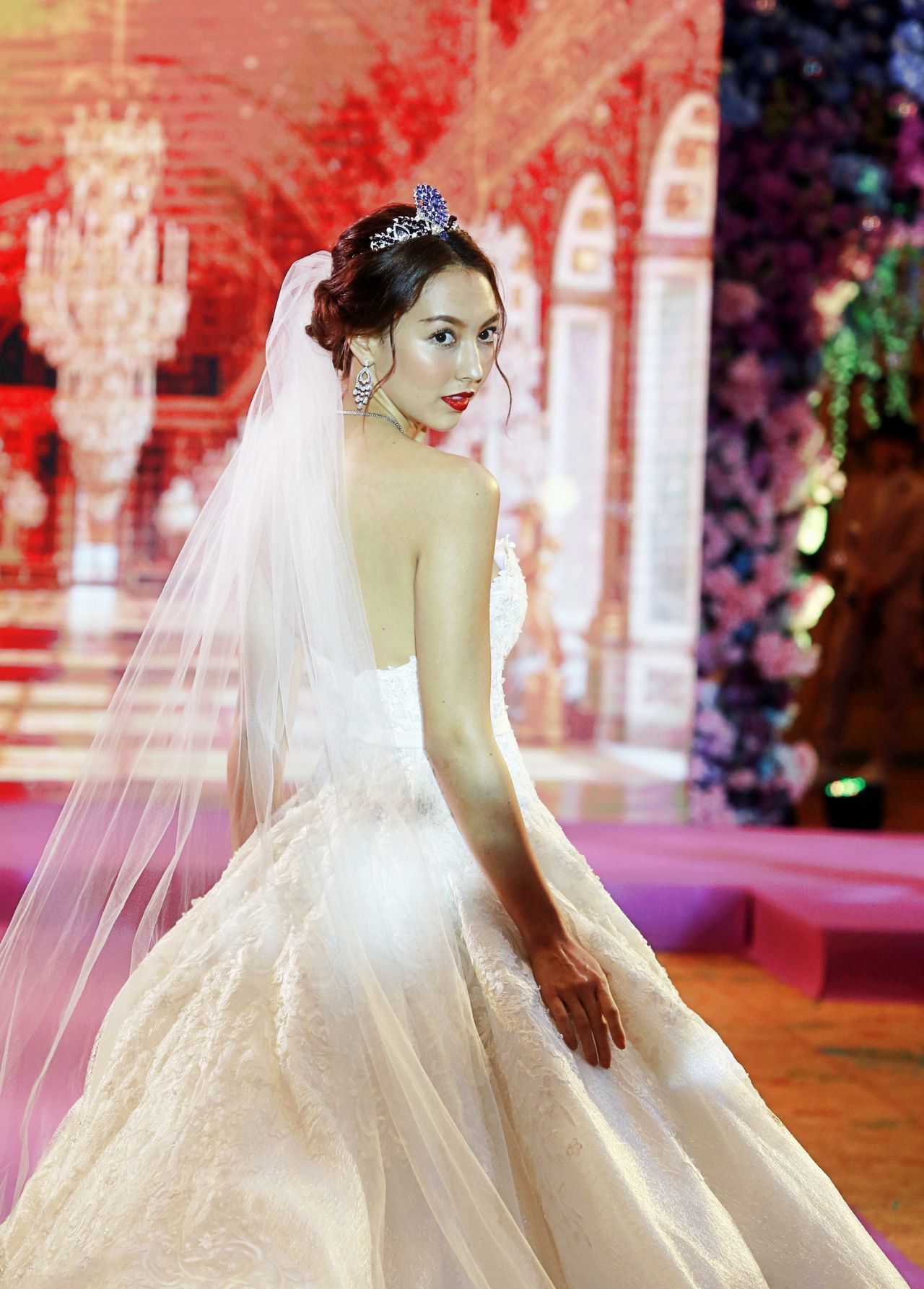 เกาะอก ลูกไม้ สวมผ้าคลุมผมให้ดูหรูหรา