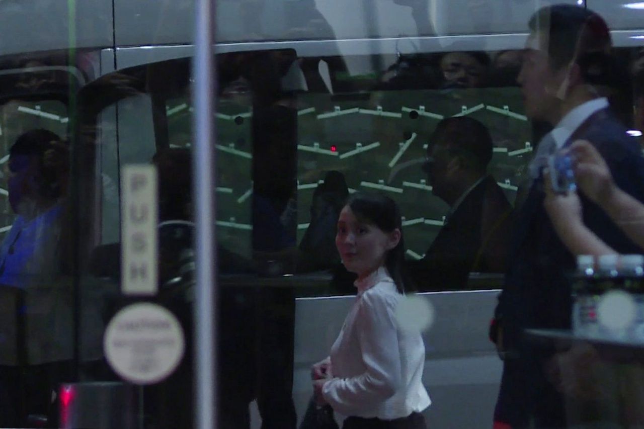 คิม โจ ยอง น้องสาวของคิม จอง อึน เดินทางมาถึงโรงแรมมารินา เบย์ เซนด์ส