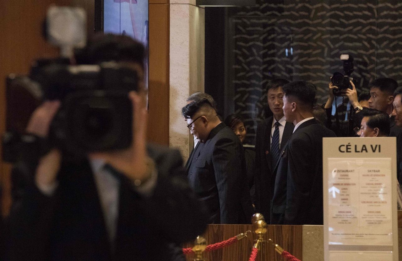 นายคิมและผู้ติดตามเดินทางเข้าบาร์ ‘เซ ลา วี’