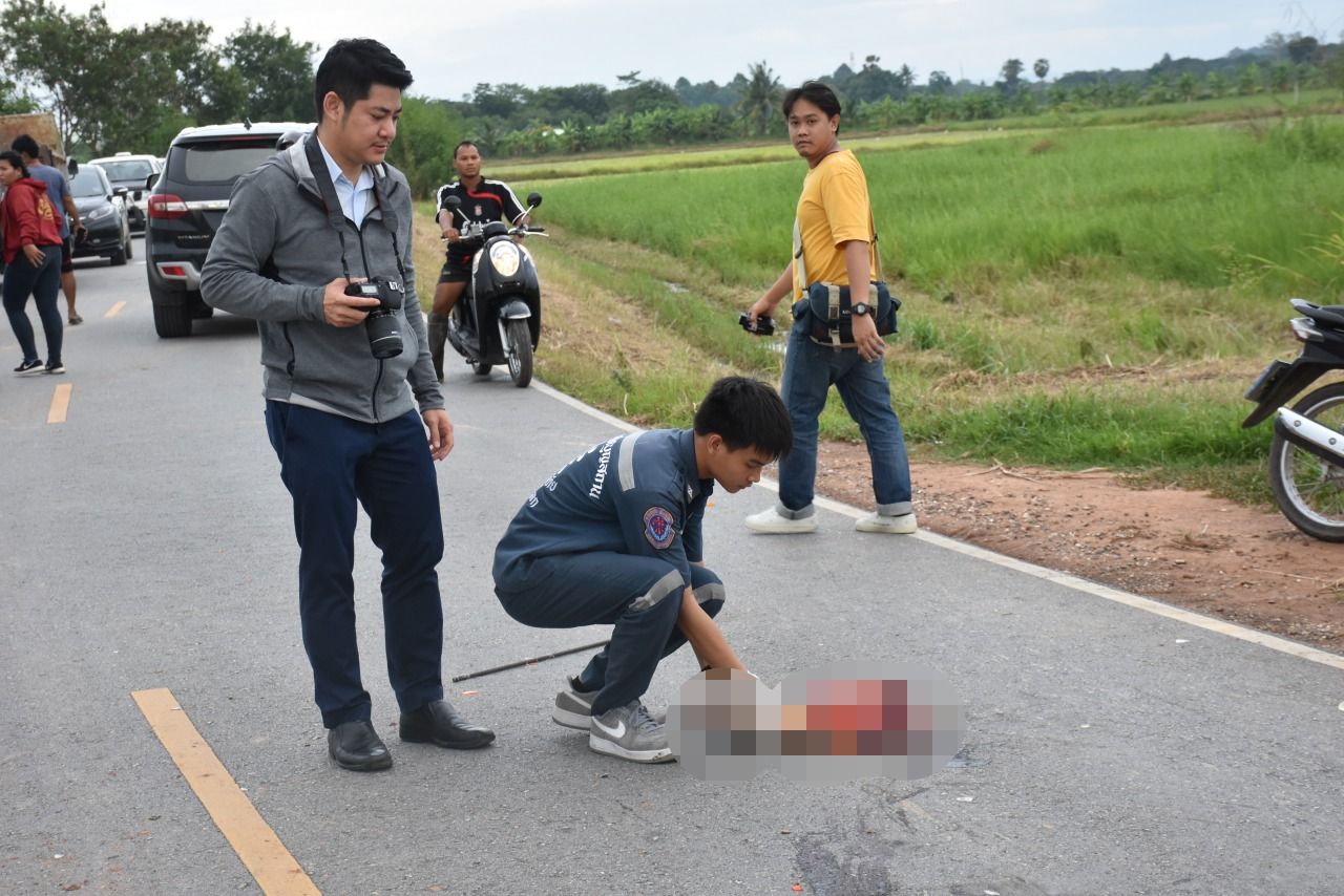 จนท.กู้ภัย ตามมาเก็บแขนผู้เสียชีวิตที่ตกบนถนน