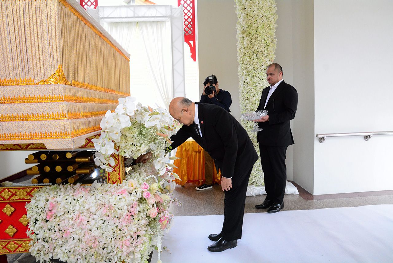 ปลายทางชีวิต - กล้านรงค์ จันทิก อดีตเลขาธิการ ป.ป.ช. เป็นประธานในพิธีฌาปนกิจศพ จรัญญา อภิจารี มารดาของ อรัญ อภิจารี, อาทิตย์ อภิจารี และ อารันยา อภิจารี ท่าม กลางญาติมิตรผู้รู้จักคุ้นเคยมาร่วมในพิธีกันอย่างคับคั่ง ที่วัดธาตุทอง ถนนสุขุมวิท เย็นวันก่อน.
