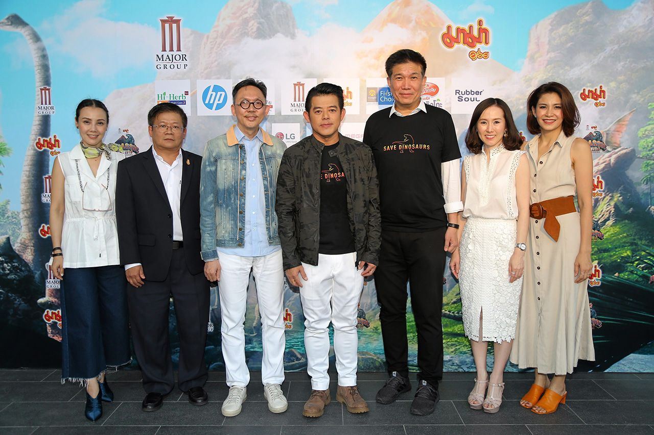 รักไดโน - นิธิ พัฒนภักดี และ เวทิต โชควัฒนา จัดงาน “Major-Mama present Jurassic Expo 2018 : SAVE DINOSAURS” รวมพลคนรักไดโนเสาร์ โดยมี นิวัติ มณีขัติย์, ปพิตชญา สุวรรณดี, เสริมคุณ คุณาวงศ์ และ วันทิตา ลิ่วเฉลิมวงศ์ มาร่วมงานด้วย ที่เมกา บางนา วันก่อน.