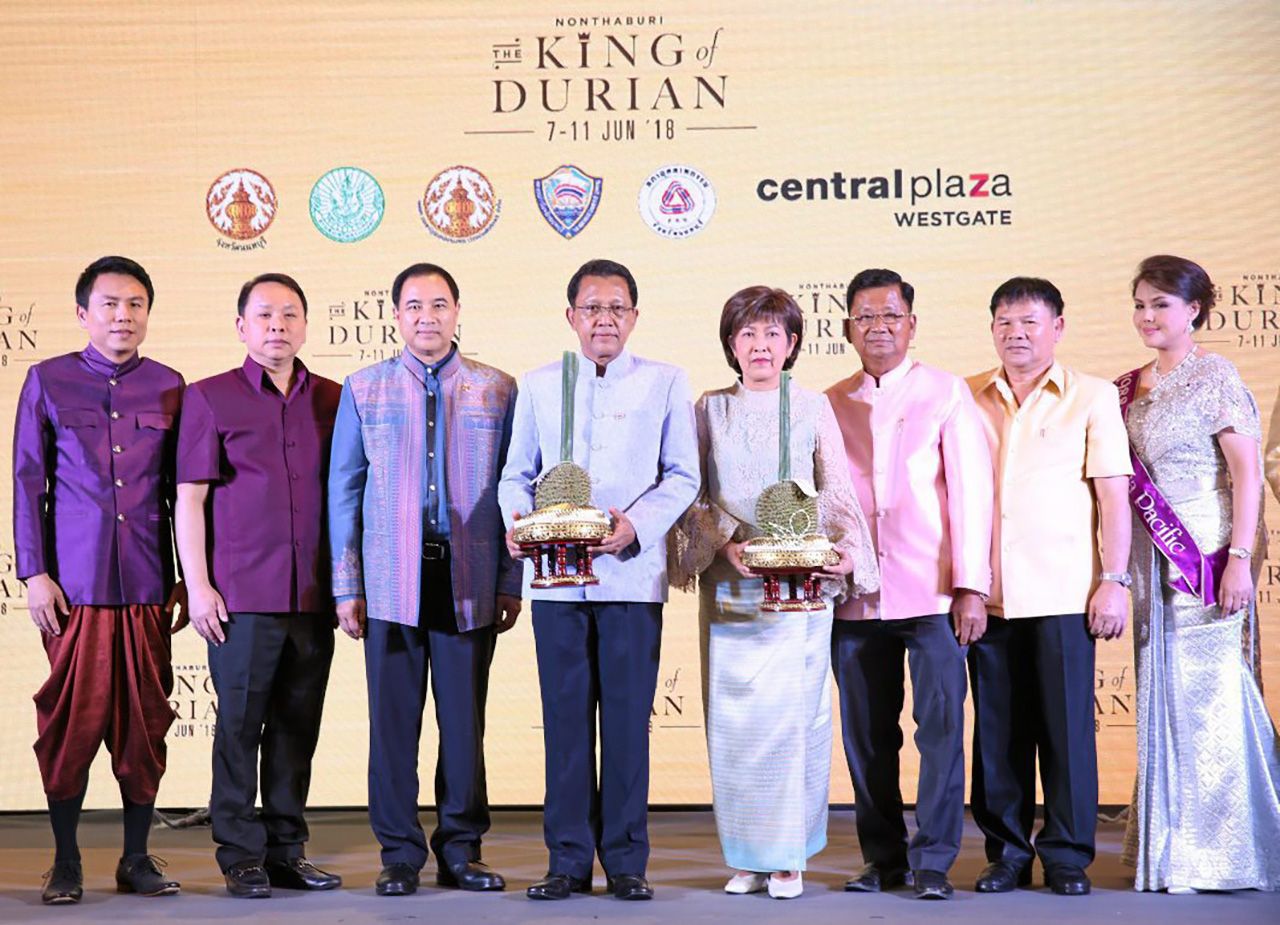ยอดทุเรียน - ภานุ แย้มศรี เปิดงาน “NONTHABURI THE KING OF DURIAN” สุดยอดของดีเมืองนนทบุรี พร้อมการประมูลทุเรียนเมืองนนท์นำรายได้จากการประมูลมอบเป็นการกุศล โดยมี ดร.ณัฐกิตติ์ ตั้งพูลสินธนา และ กลินทร์ สารสิน มาร่วมงานด้วย ที่เซ็นทรัลพลาซา เวสต์เกต วันก่อน.