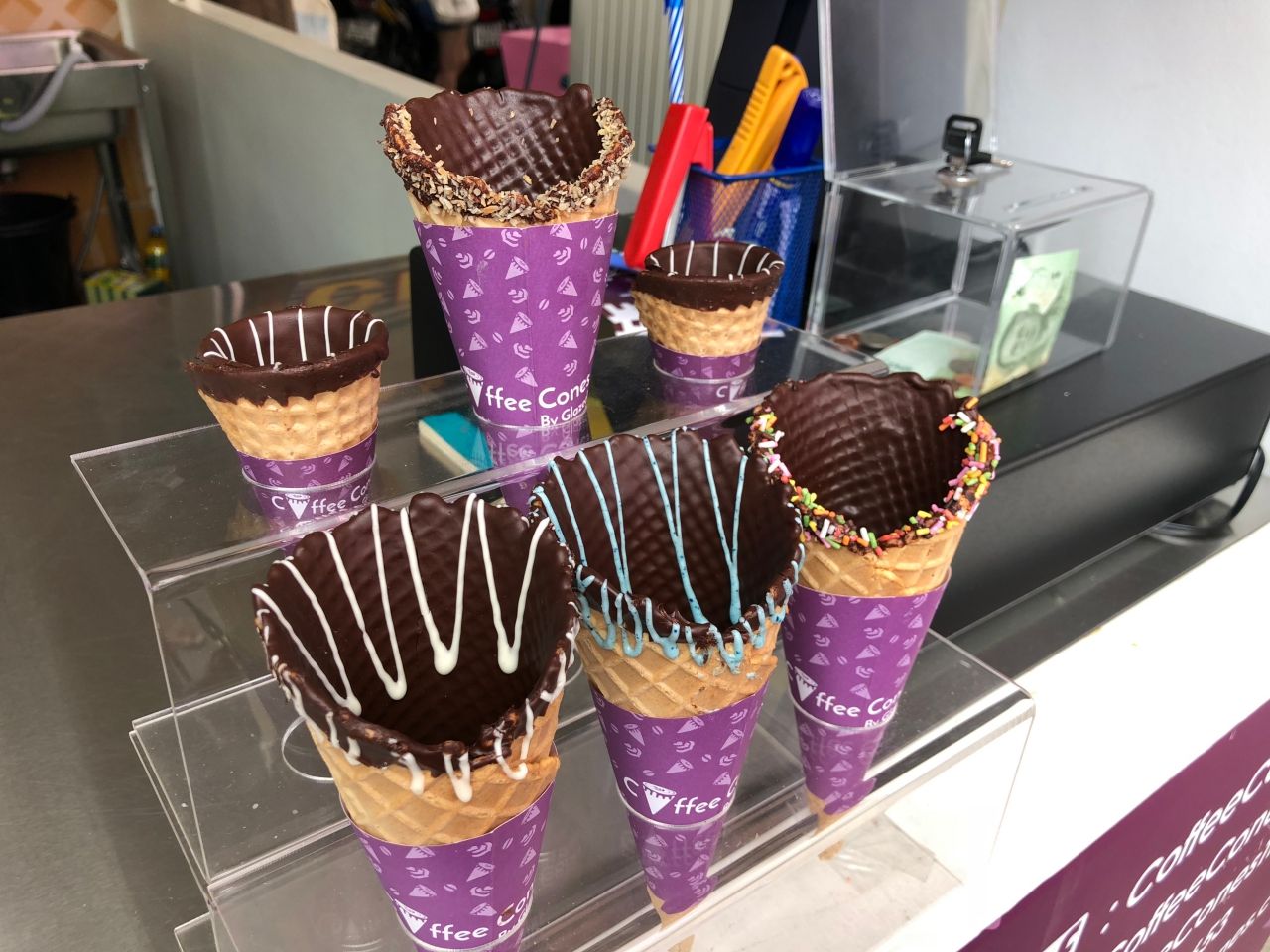 โคนมีหลายแบบให้เลือกทั้งมะพร้าว, เรนโบว์, ไวท์ช็อกโกแลต