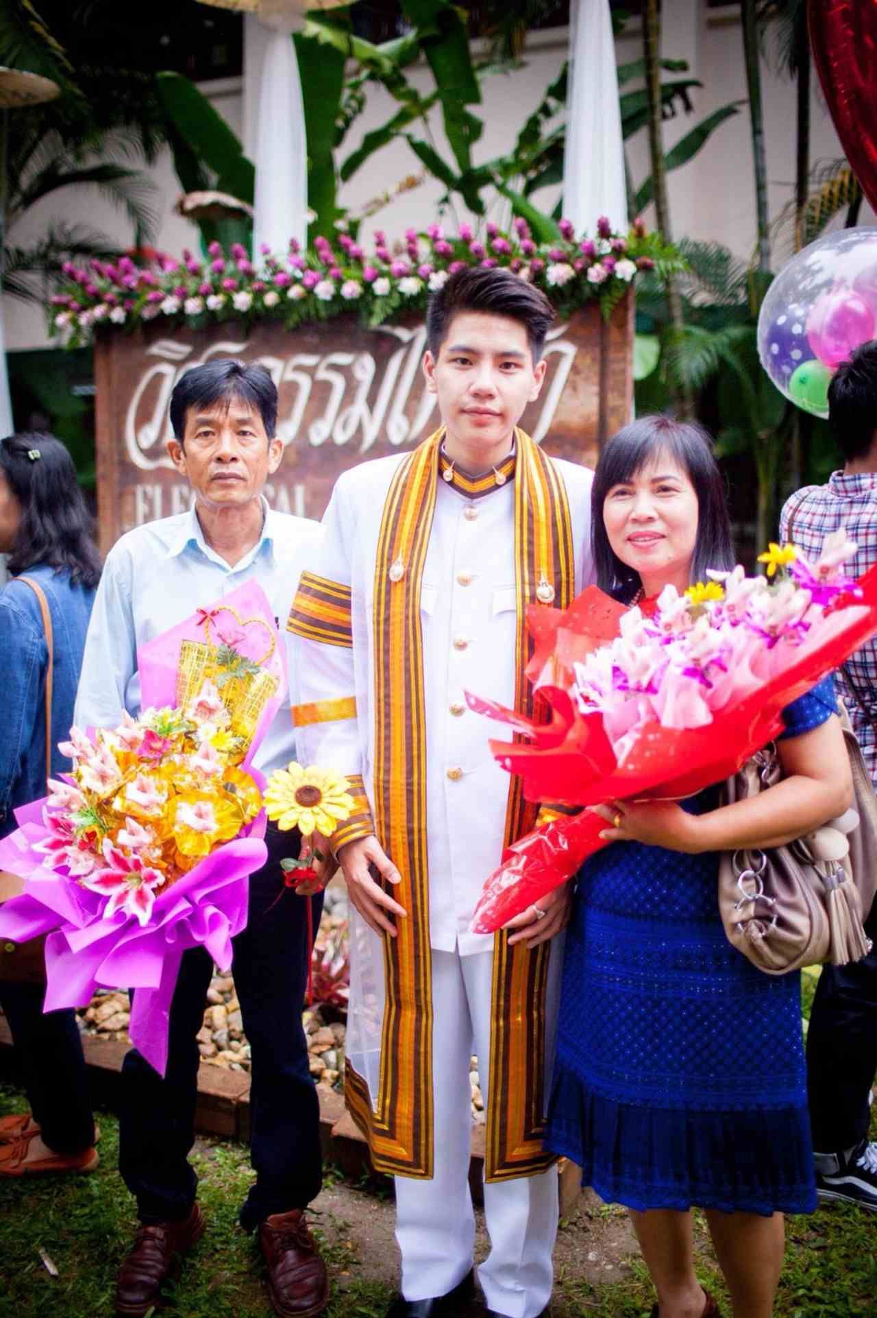 หนุ่มเจมส์ พ่อ และแม่