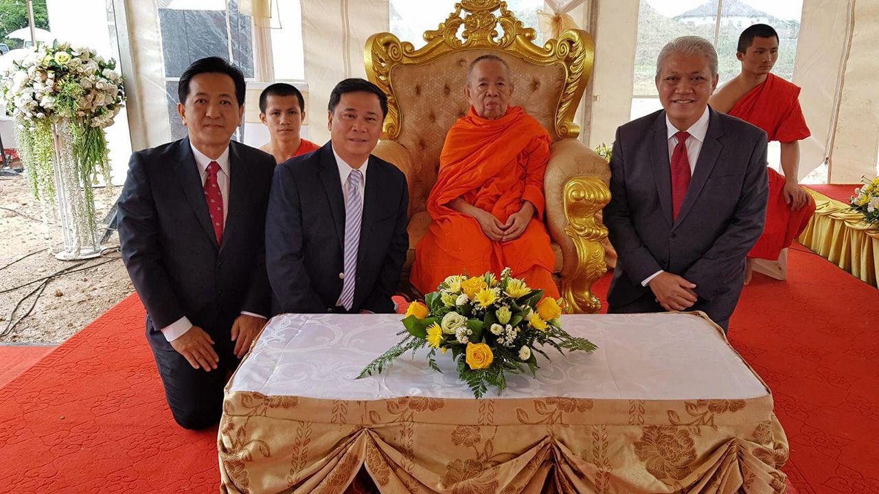 นมัสการ พระสังฆปธานาธิบดี ปัญจสีวิสุทธิ์ พุทธวรางกูร วิบูลธรรมรัตนญาณนายก สมเด็จพระสังฆราชแห่ง สปป.ลาว (มหางอน) ประทานโอกาสให้ นภดล เทพพิทักษ์ อดีต ออท. ณ กรุงเวียงจันทน์ เข้าเฝ้าที่กรุงเวียงจันทน์.