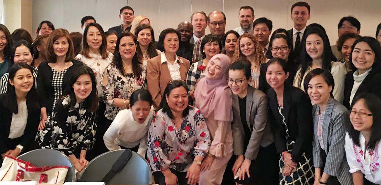 เลี้ยงรับ จันทิรา ยิมเรวัต วิวัฒน์รัตน์ อธิบดีกรมส่งเสริมการค้าระหว่างประเทศ ต้อนรับ เจ้าหน้าที่ สนง.พาณิชย์ จาก 58 ประเทศ ในงานสัมมนา Disige Thinking มี แพรวพิพม์ เขียวบริบูรณ์ จากแคนาดา ร่วมด้วย ที่กรมฯ.