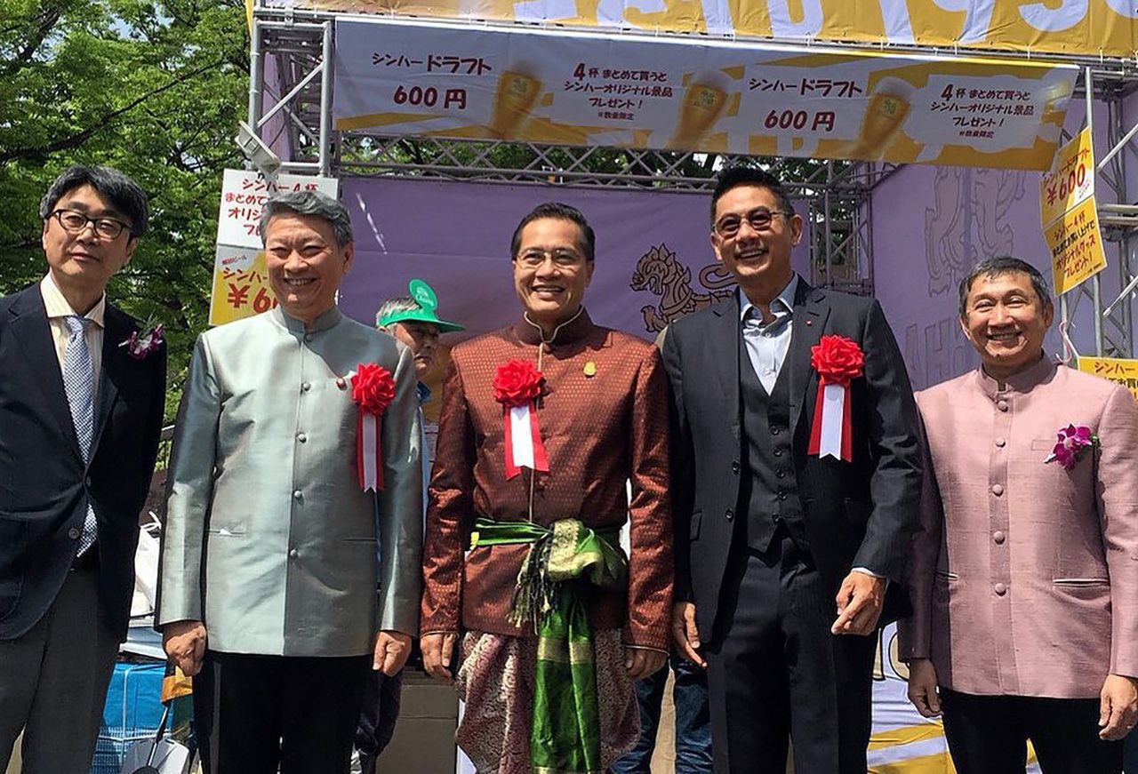 งานใหญ่ วีระศักดิ์ โควสุรัตน์ รมว.การท่องเที่ยวและกีฬา บรรสาน บุนนาค ออท.ณ กรุงโตเกียว ญี่ปุ่น และ จุตินันท์ ภิรมย์ภักดี กก.รอง ผจก.ใหญ่ บ.บุญรอดบริวเวอรี่ ร่วมเปิดงาน “เทศกาลไทย ณ กรุงโตเกียว” ครั้งที่ 19.