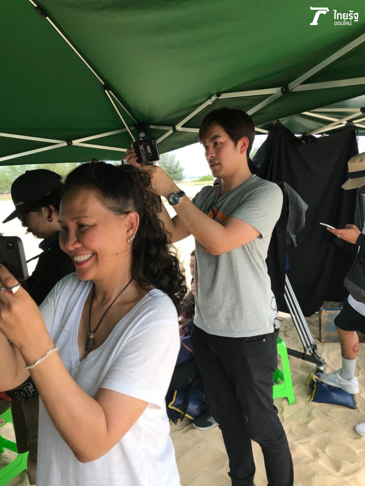 อุ๊ย คู่นี้ไม่เม้าท์ๆ ยิ้มไปทำงานไป แบบมีความสุข 