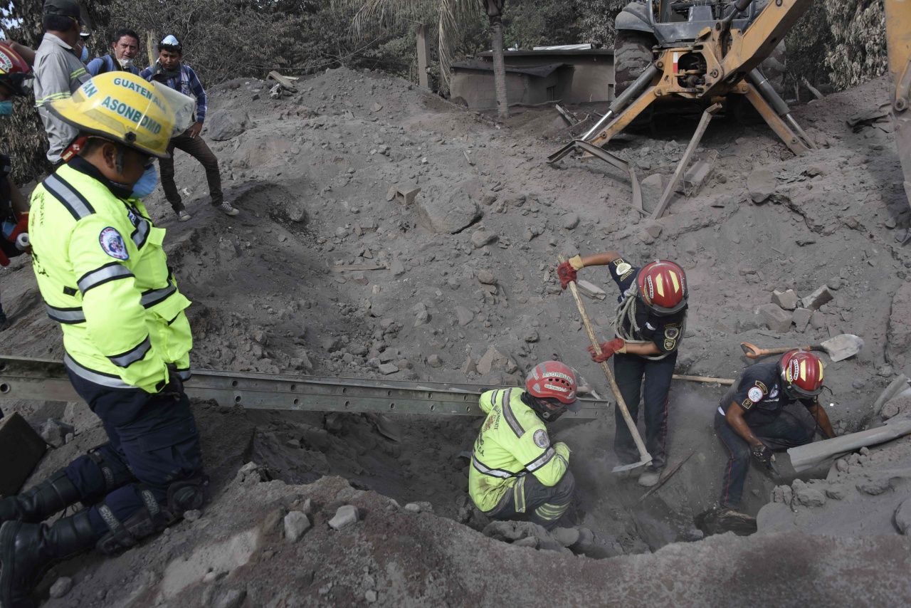 หน่วยกู้ภัยค้นหาผู้ที่อาจติดอยู่ใต้ซากปรักหักพัง