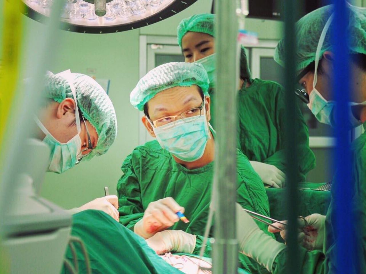 นายแพทย์วิษณุ หรือ คุณหมอบัว ขณะปฏิบัติหน้าที่ในห้องผ่าตัด