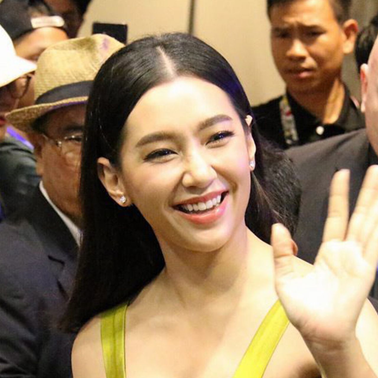 ละคร “บุพเพสันนิวาส” กำลังฉายที่กัมพูชา พอ เบลล่า ไปงานแฟนมีตติ้งที่พนมเปญ เลยไม่น่าแปลกใจที่มีแฟนคลับนับพันแห่มารอรับที่สนามบิน และยังทำเอาห้างแตก!