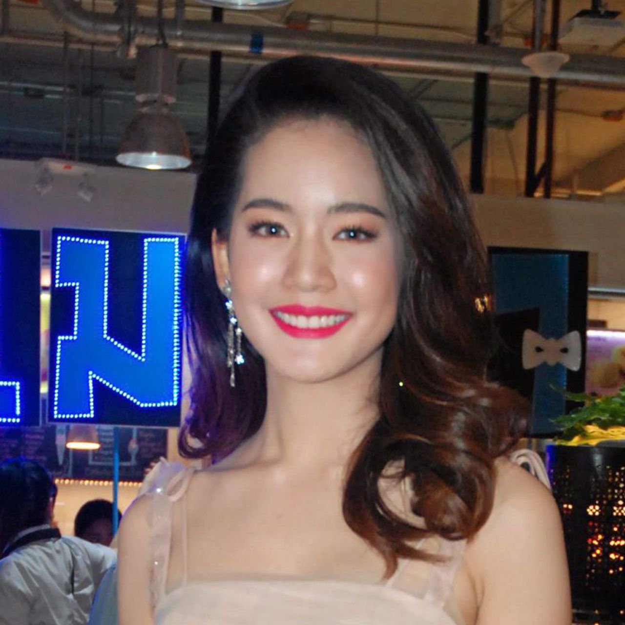 ทุกข์ใจอยู่หลายเดือน พอเข้าผ่าตัดเอาซีสต์ที่มดลูกออก หมอบอกไม่เป็นเนื้อร้าย โบว์-เมลดา โล่งอก นึกว่าหายแล้วเผลอลุกเดินเข้าห้องน้ำ ผลคือ “เป็นลม”...น่าตีก้นซักเพี้ยะ.