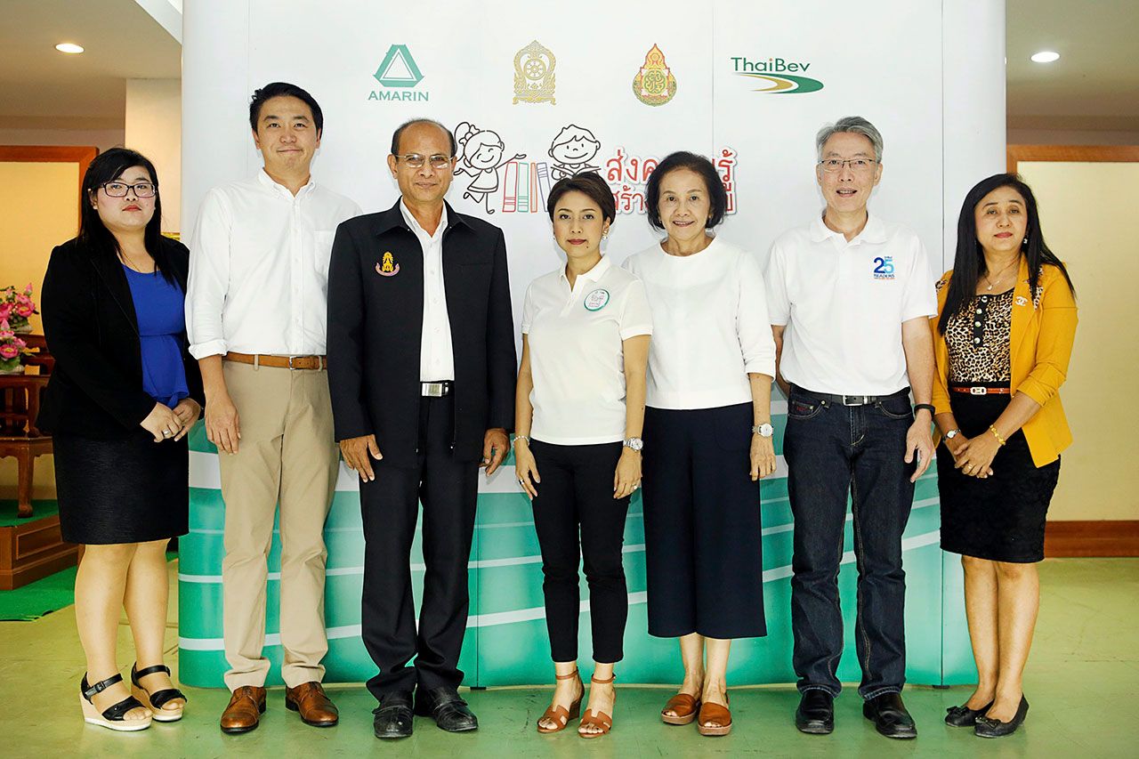 อ่านไว้เถอะ - ระริน อุทกะพันธุ์ ปัญจรุ่งโรจน์ ส่งมอบหนังสือในโครงการ ส่งความรู้ สร้างความสุข ให้แก่ ชำนาญ ทัดมาลี เพื่อส่งเสริมให้เด็กและเยาวชนหันมาใส่ใจการอ่านหนังสือ โดยมี มณเฑียร ศิริพงษ์ปรีดา มาร่วมงานด้วย ที่โรงเรียนพระตำหนัก สวนกุหลาบ จ.นครปฐม วันก่อน.