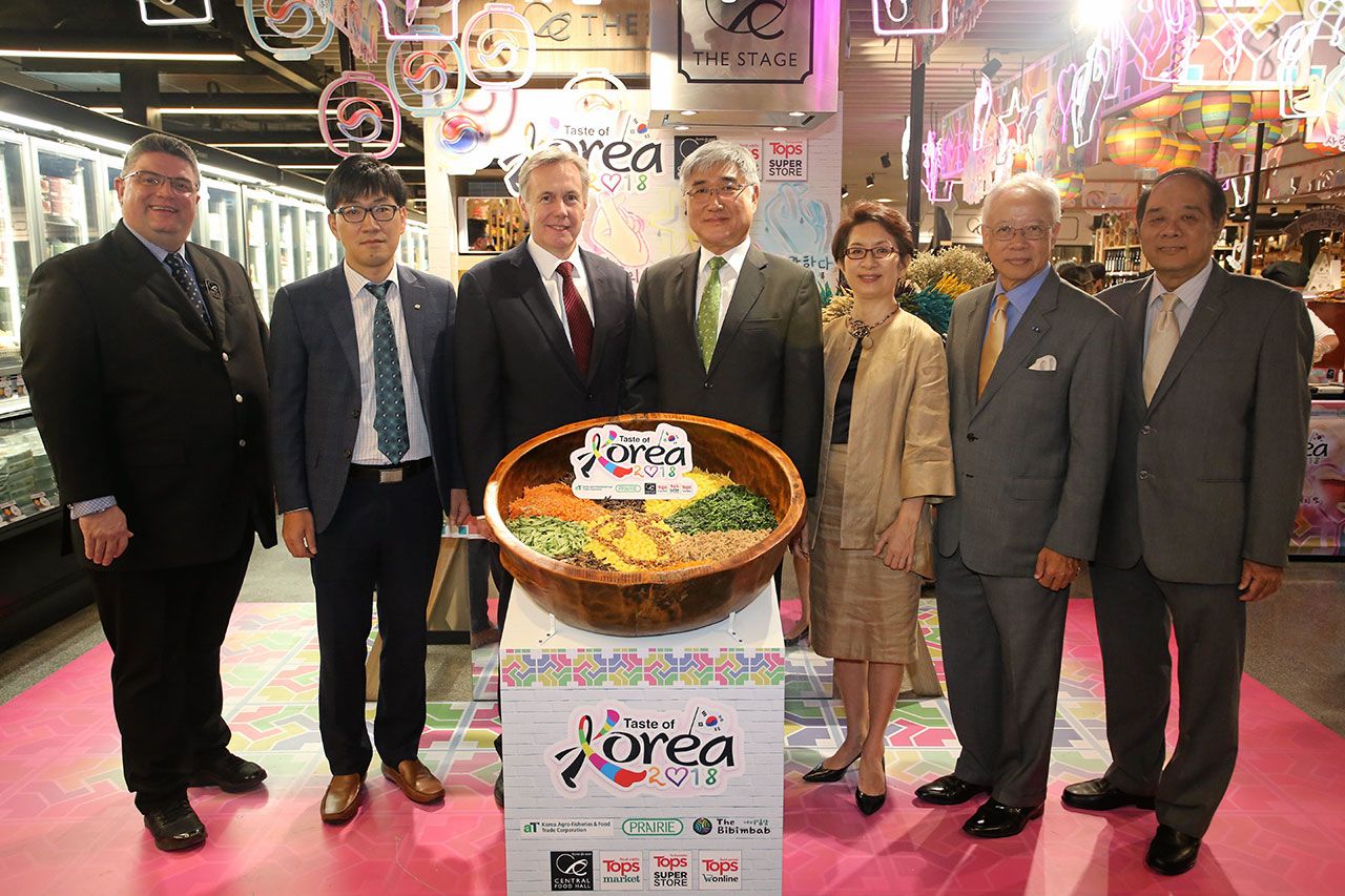 น่าซื้อมาก - โน กวังอิล ทูตสาธารณรัฐเกาหลี และ อลิสเตอร์ เทย์เลอร์ เปิดงาน Taste of Korea 2018 เทศกาลรวมอาหารและสินค้าขึ้นชื่อหลากหลายชนิดจากเกาหลี จัดถึง 31 ก.ค. โดยมี อัครสิทธิ์ อมาตย กุล, นิค ไรท์ไมเออร์ และ อนันต์ อิสริยะประชา มาร่วมงานด้วย ที่เซ็นทรัล ชิดลม วันก่อน.