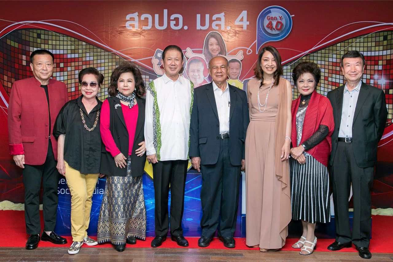 ชื่นมื่น - สนั่น อังอุบลกุล, นุชนาถ วสุรัตน์, ปิยพรรณ หันนาคิน และ สมชัย ตัณมานะศิริ จัดงานเลี้ยงสังสรรค์ สวปอ.มส.4 โดยมี พล.อ.จรัล กุลละวณิชย์, ประทักษ์ สิมะพิชัยเชษฐ และ สุภาพรรณ พิชัยรณรงค์สงคราม มาร่วมงานด้วย ที่โรงแรมแกรนด์ไฮแอท เอราวัณ วันก่อน.