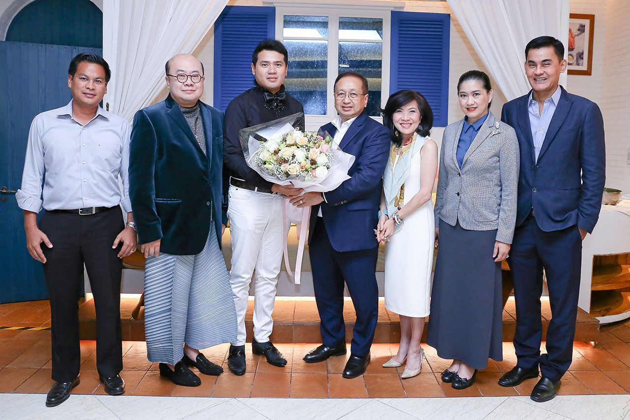 เบิร์ธเดย์ - รังสรรค์ ศรีวรศาสตร์ จัดงานเลี้ยงฉลองวันเกิดให้ นิรัฐภูมิ ลาภผลเหม โดยมี ณรงค์ เลิศกิตศิริ, สุพัตรา จิราธิวัฒน์, ปิยาภรณ์ แสนโกศิก, ปฐมพล สาวทรัพย์ และ ชนิตว์นันท์ แสนโกศิก มาร่วมอวยพรด้วย ที่โรงแรมเซ็นทาราแกรนด์ เซ็นทรัลเวิลด์ วันก่อน.