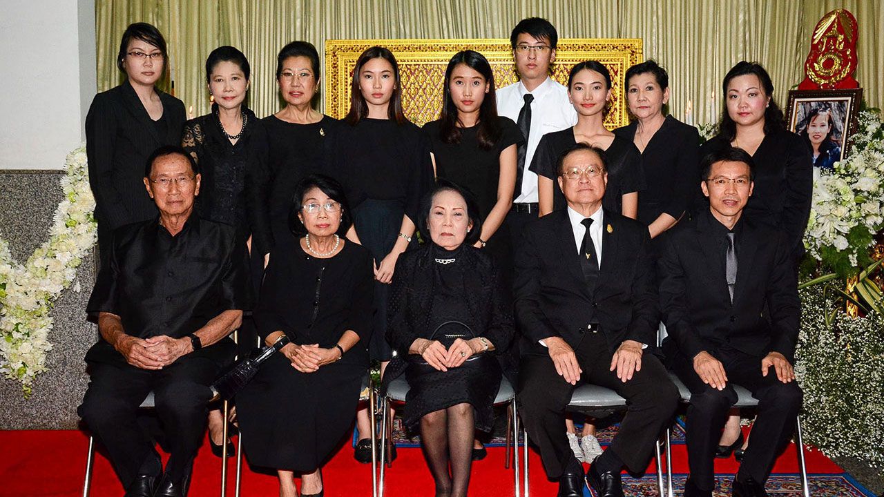 ปลายทางชีวิต - แสวง ชีวเกรียงไกร เป็นประธานในพิธีสวดพระอภิธรรมศพ ปภัสร์จิรา วานิชชัย ชยานนท์ โดยมี คุณหญิงประณีตศิลป์ วัชรพล, รศ.ฉวีวรรณ พัฒนจักร, ศ.วิบูลย์ ตั้งกิตติภาภรณ์, จิราภรณ์ บูรณมาตร และ พหล จินดากุล มาร่วมในพิธีด้วย ที่วัดโสมนัสราชวรวิหาร วันก่อน.