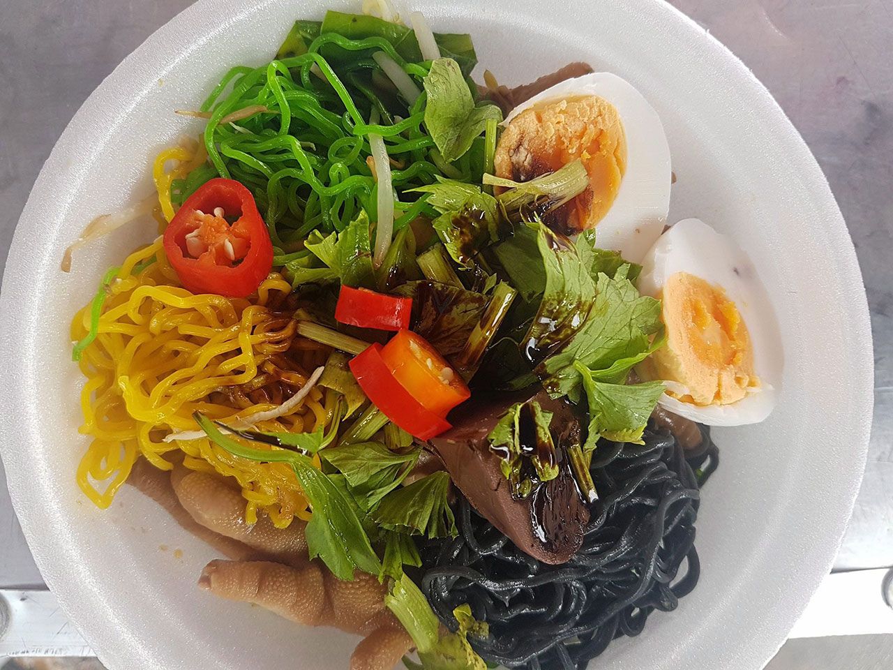 จัดหนักพิเศษสุดๆ บะหมี่แห้ง 3 สี…“เตี๋ยวตีนไก่ไข่ต้ม”.