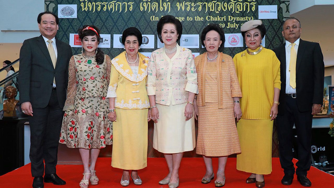 นิทรรศการ ท่านผู้หญิงภรณี มหานนท์ เปิดนิทรรศการ “เทิดไท้พระราชวงศ์จักรี” งานแสดงศิลปะจิตรกรรมและประติมากรรม ระหว่างนี้-29 ก.ค. โดยมี ปกรณ์ พรรธนะแพทย์, คุณหญิงโรส บริบาลบุรีภัณฑ์ และ ลลิสา จงบารมี มาร่วมงานด้วย ที่เซ็นทรัลเวิลด์ วันก่อน.