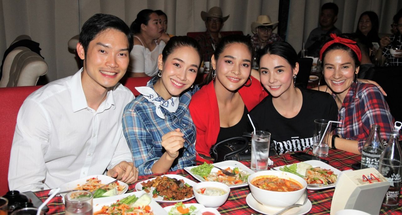 มิน พีชญา พาโอ๊ต พิพัฒน์ (คนซ้ายสุด) มาร่วมงานด้วย