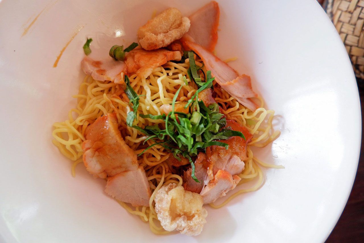 บะหมี่สีเหลืองทองร้านโชคอำนวย.