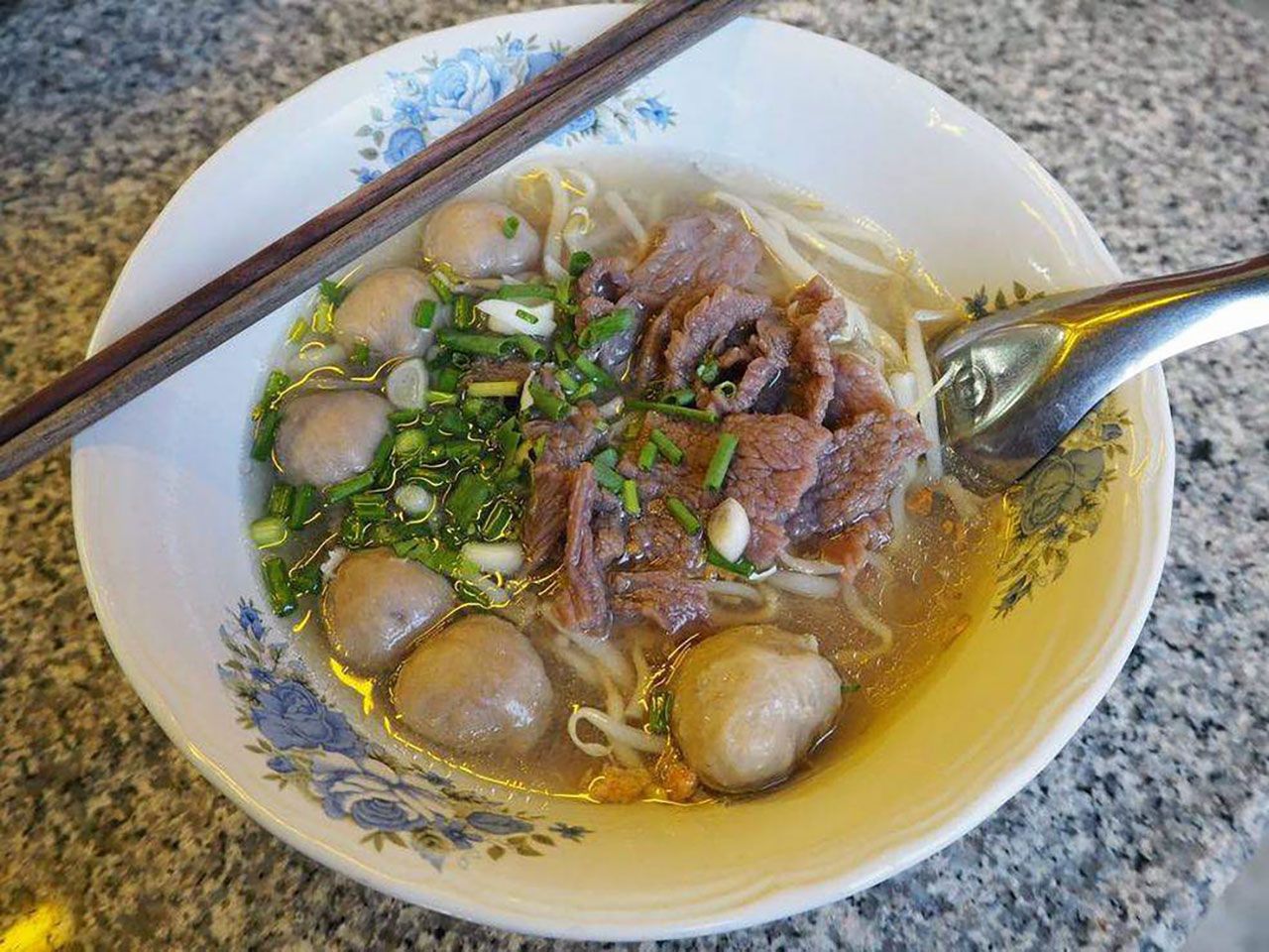 ก๋วยเตี๋ยวเนื้อร้านเฮียธง.