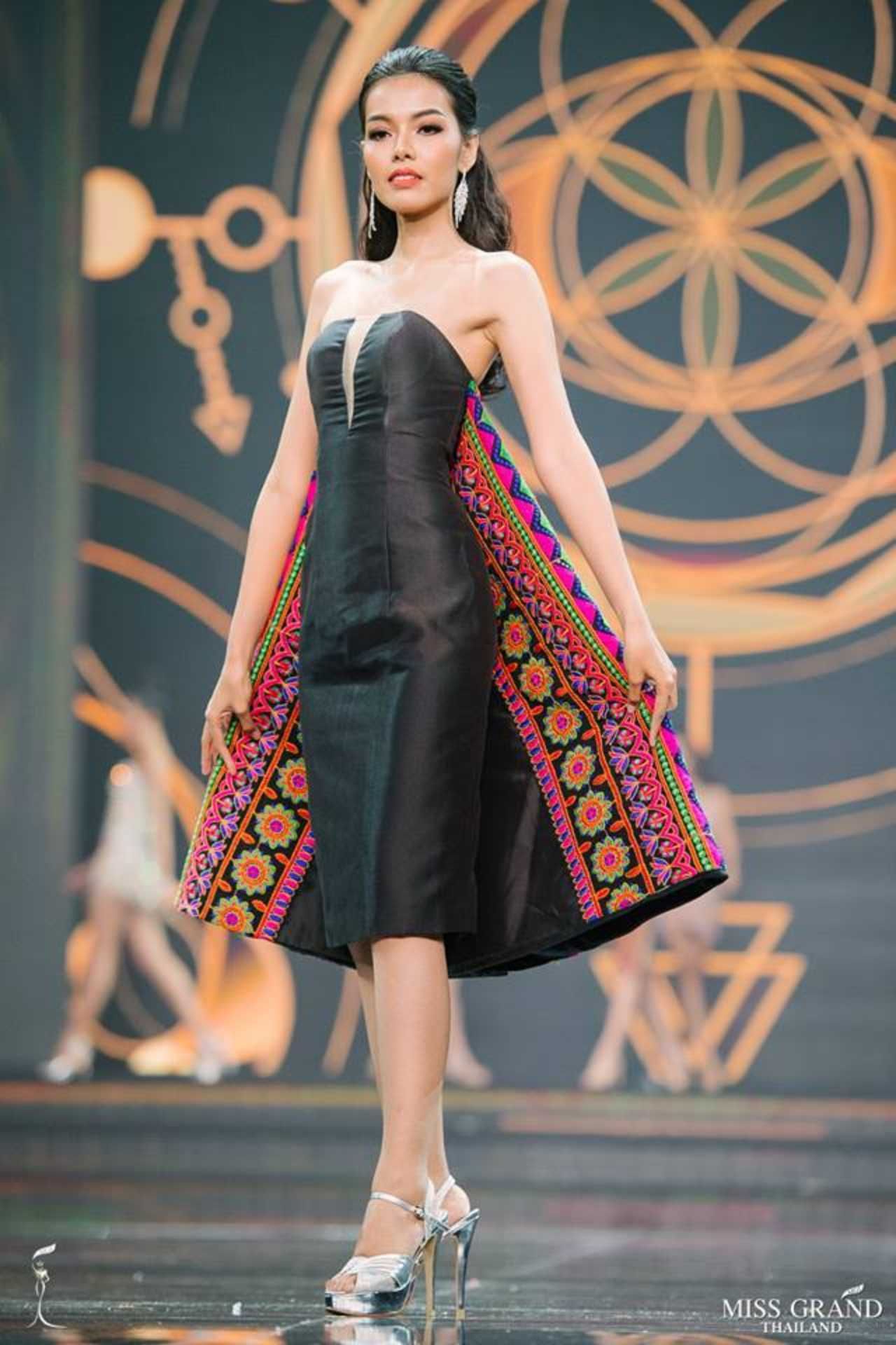 มิสแกรนด์สุโขทัย ธิดาพร เกตุทอง สง่างามอย่างที่เห็น ช่วงเก็บตัวที่ภูเก็ต ขนผ้าไทยไปโชว์เยอะเลย มีทีมงานเจ๋งจ้ะ 