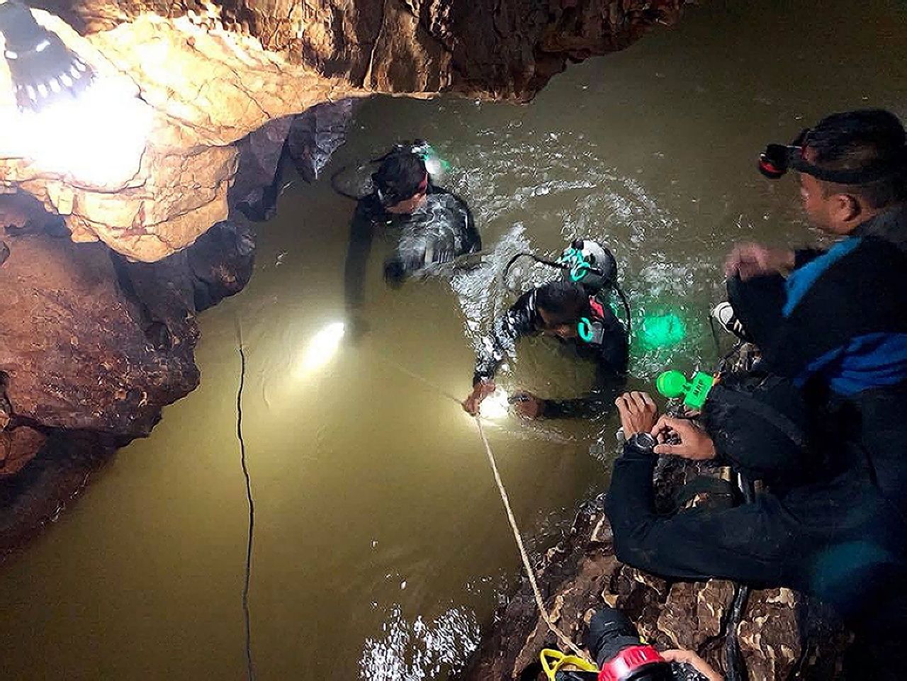 ทหารหน่วยซีลของไทย ดำน้ำเข้าถ้ำหลวง