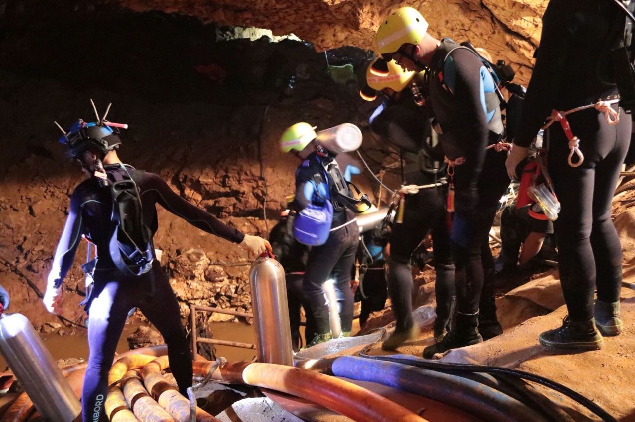 นักดำน้ำหน่วยซีลของไทยกำลังเตรียมตัวเข้าถ้ำหลวง เมื่อ 7 ก.ค.