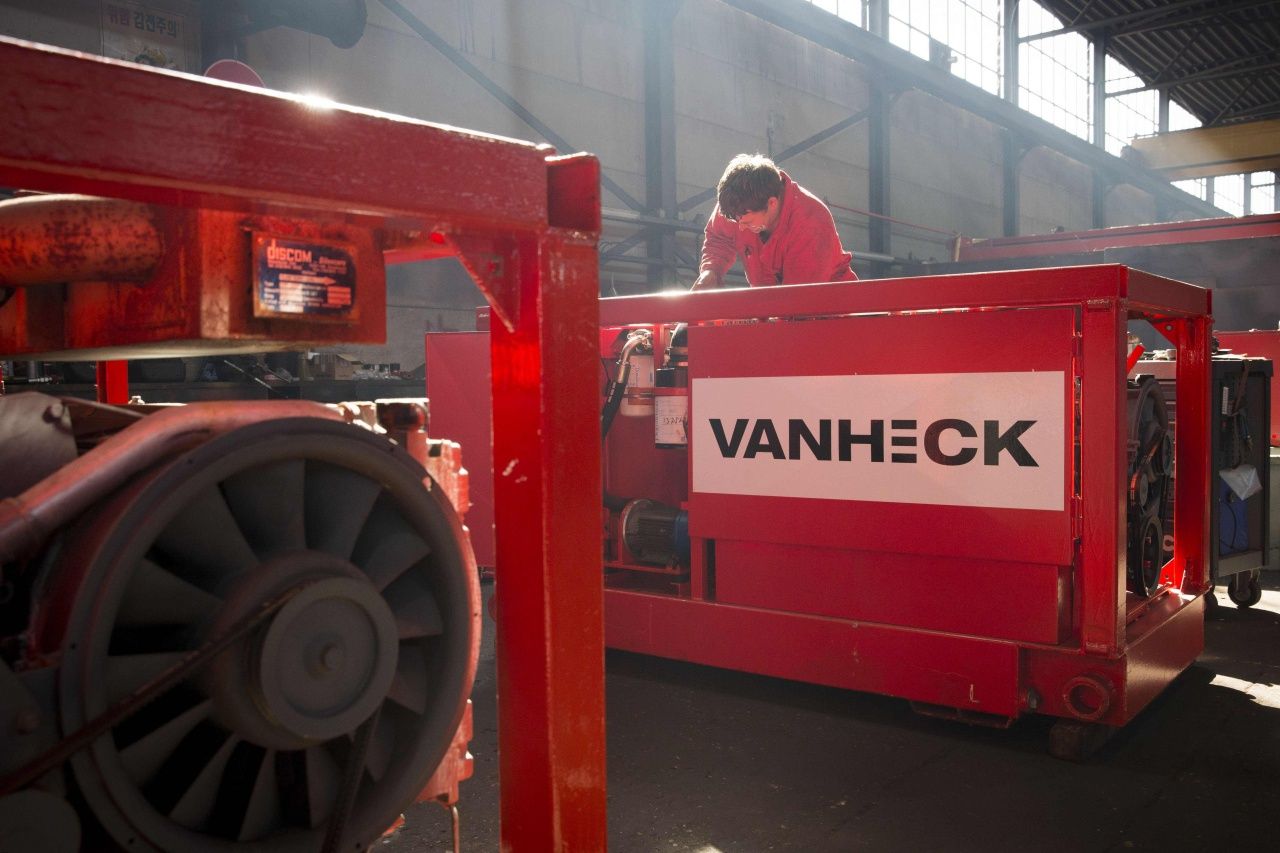 เจ้าหน้าที่ของฟาน เฮค กำลังเตรียมอุปกรณ์สูบน้ำที่เมืองนอร์ดโวลเดอ เมื่อ 7 ก.ค.