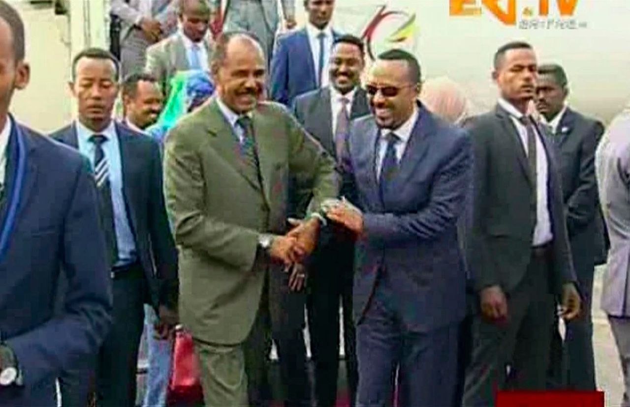 อีซาเอียส อาเฟเวร์กี ประธานาธิบดีแห่งเอริเทรีย (สูทเขียว) มาต้อนรับนายกรัฐมนตรีเอธิโอเปียถึงสนามบินด้วยตัวเอง