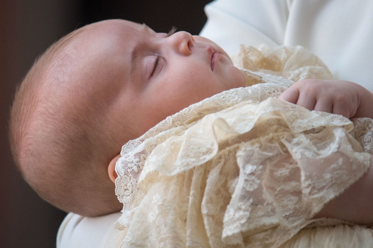 เจ้าชายหลุยส์นอนหลับปุ๋ยในอ้อมแขนพระมารดา