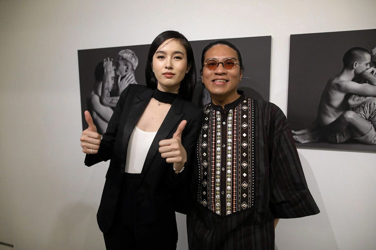 “ปอย-ตรีชฎา เพชรรัตน์” ร่วมชื่นชมผลงานของ “พันธ์สิริ สิริเวชชะพันธ์”.