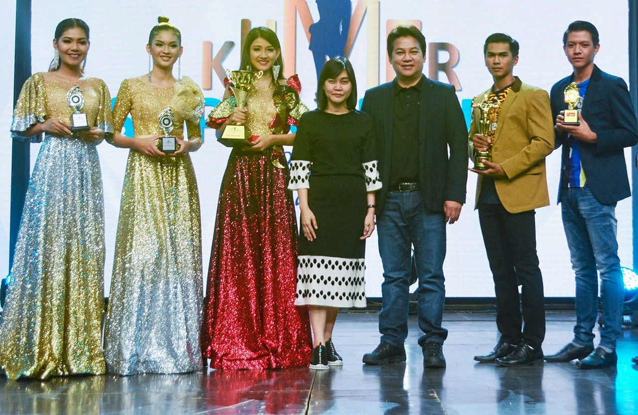 รับรางวัล - สลิลาพร กองทองมณีโรจน์ และ ณฐภัทร สุวรรณโน มอบรางวัล “มิสเตอร์ & มิสไอซ์เบิร์ก อวอร์ด” ให้แก่ ลอร์ส ฟาริท และ ณัฐชายา ผิง ในการประกวด มิสเตอร์ แคมโบเดีย ซีซั่น 2 และ ขแมร์ ซูเปอร์ โมเดล ไซเคิล 9 ที่กรุงพนมเปญ ประเทศกัมพูชา วันก่อน.